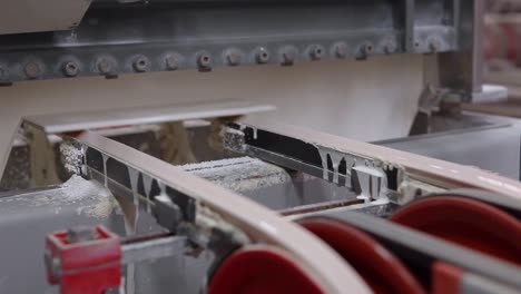 producción de cerámica, las baldosas cerámicas se mueven en el transportador de la línea de pintura