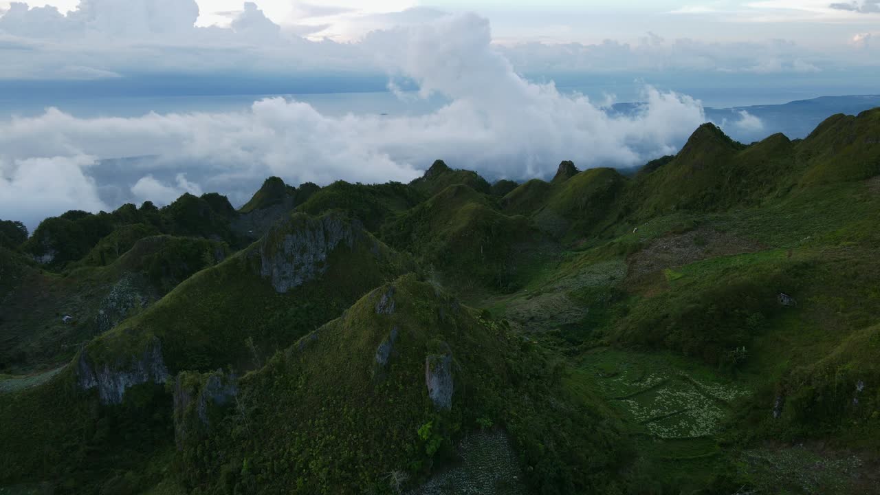 плодородные зеленые холмы пика осмена под драматическим небом в сумерках, вид с воздуха