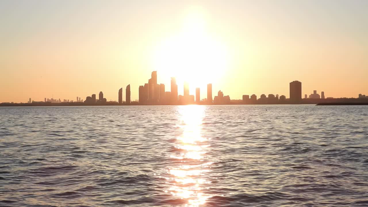Paisagem do pôr do sol, Ontario Place. Estático.