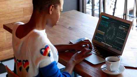 vista trasera de una mujer ejecutiva trabajando en una computadora en un escritorio