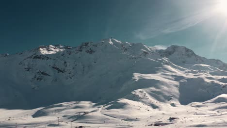 Estación-De-Esquí-Les-Arcs-Mountain,-Montaña-Nevada-4k-Paisaje-Aéreo