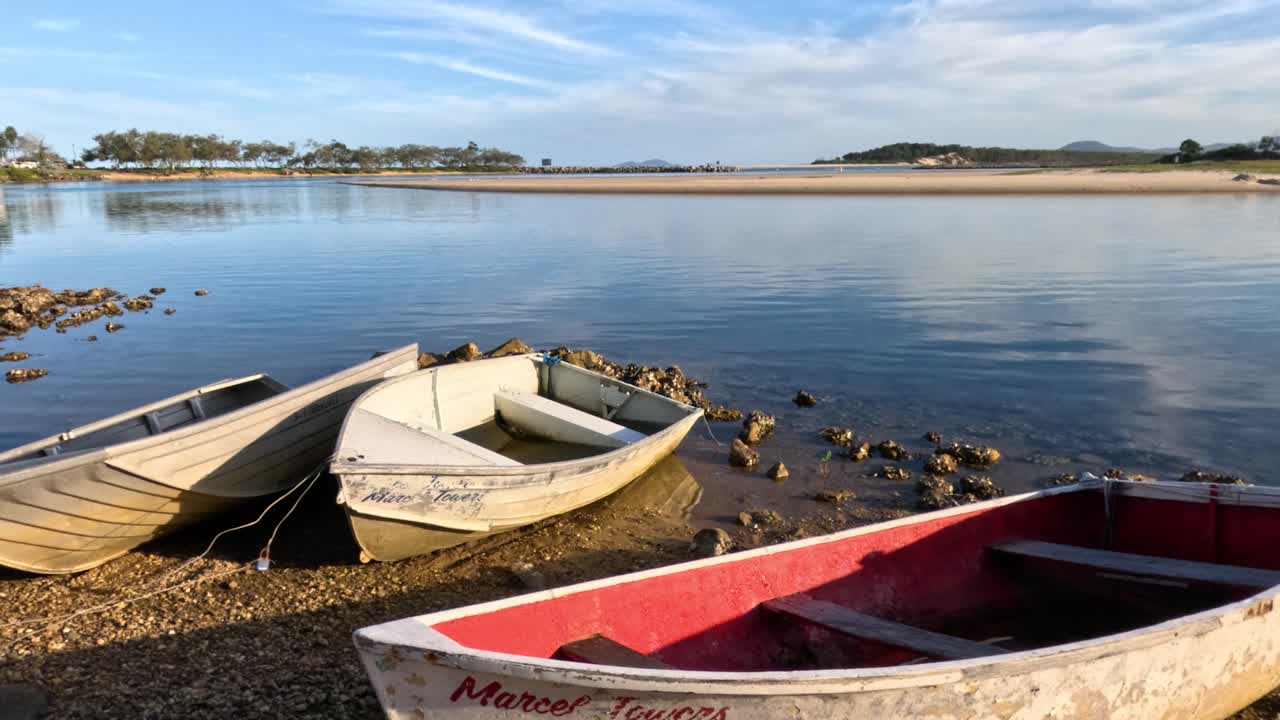 aguas tranquilas con barcos amarrados a la orilla del lago