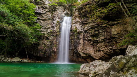 Timelapse-De-Una-Cascada-De-Paraeso-En-Los-Alpes-De-Yeongnam-De-Corea-Del-Sur