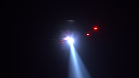 el foco del helicóptero de la policía brilla sobre la comunidad