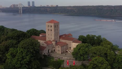 Luftumlaufbahn-Im-Uhrzeigersinn-Des-Cloisters-Museum-In-Upper-Manhattan,-New-York,-Am-Ufer-Des-Hudson-River