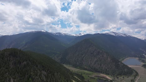 Wide-aerial-view-of-mountain-range-in-colorado