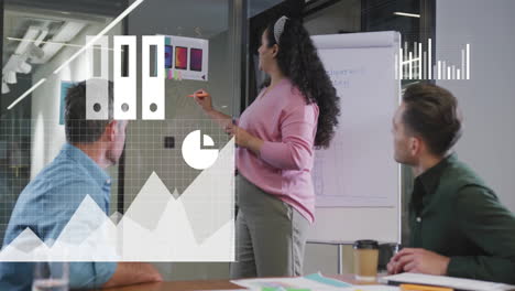 animación del procesamiento de datos financieros sobre diversas personas de negocios en la oficina