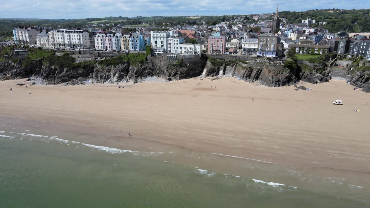 ciudad costera de tenby south beach en pembrokeshire, gales, imágenes aéreas de 4k