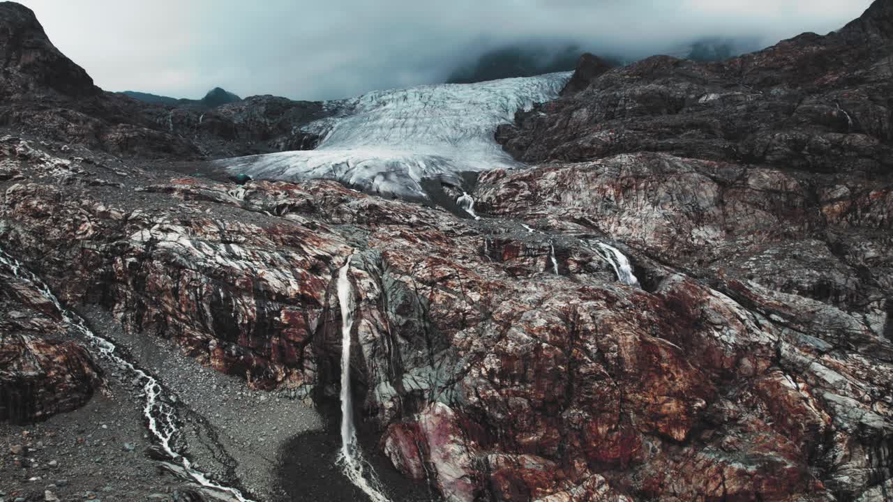 glaciar derretido con cascadas en los alpes italianos, paisaje panorámico aéreo