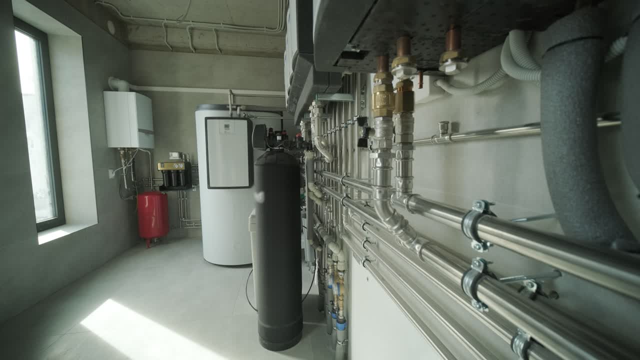 sala de calderas moderna con equipos de calefacción y sistema de agua