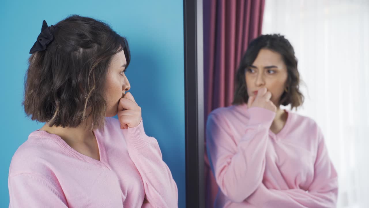 우울증에 걸린 젊은 여성, 자기 자신에게 화가 났어요.