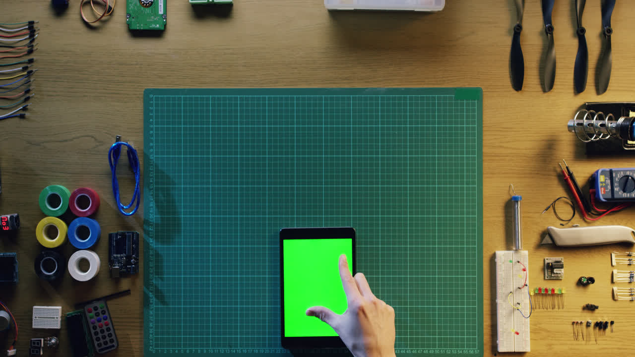 위에서 테크니션의 손이 책상에서 일하는  ⁇  - 빨간 서사시 드래곤