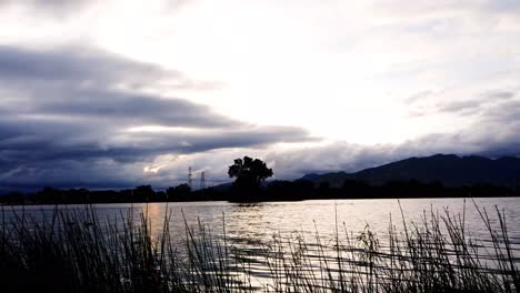 Hiperlapso-De-Un-Día-Nublado-En-La-Orilla-De-Una-Laguna