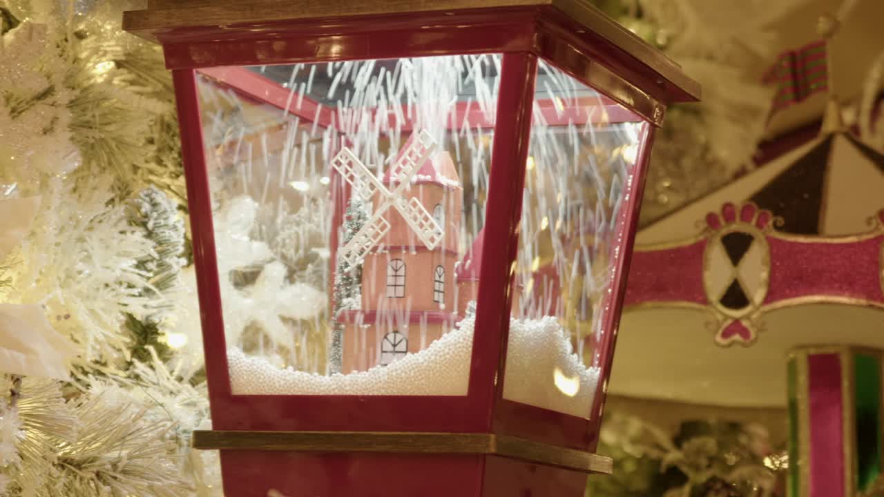 크리스마스에 장식은 가족 모두에게 기쁨을 주는 주요 요소이자 전통의 일부입니다.