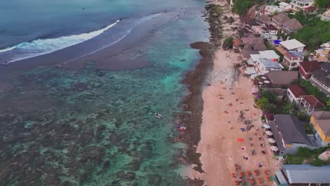 tomada de un avión no tripulado de la playa de bingin en bali