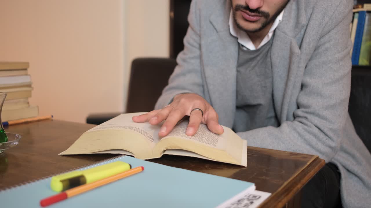 sigue la lectura de la mano