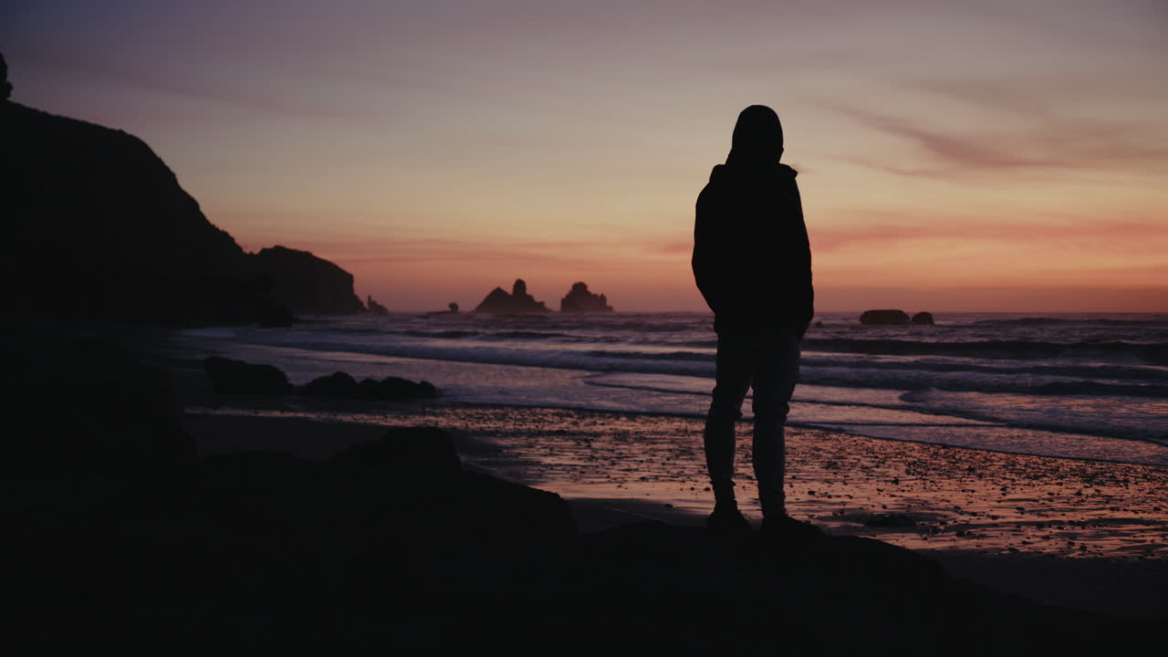 la silueta de la playa al atardecer