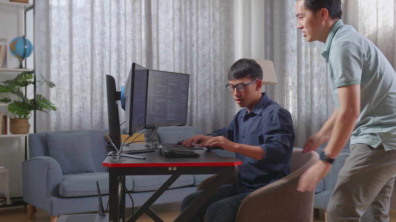 두 명의 개발자가 컴퓨터 코드에서 협력하고 있습니다.