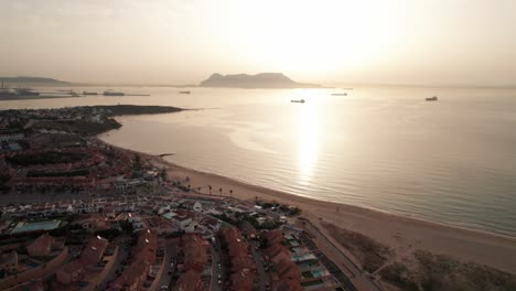 Video-Aéreo-De-Un-Dron-De-La-Ciudad-De-Algeciras-En-España-Con-Vista-Al-Puerto-Y-Parte-Del-Casco-Antiguo-Durante-Las-Primeras-Luces-Del-Sol.