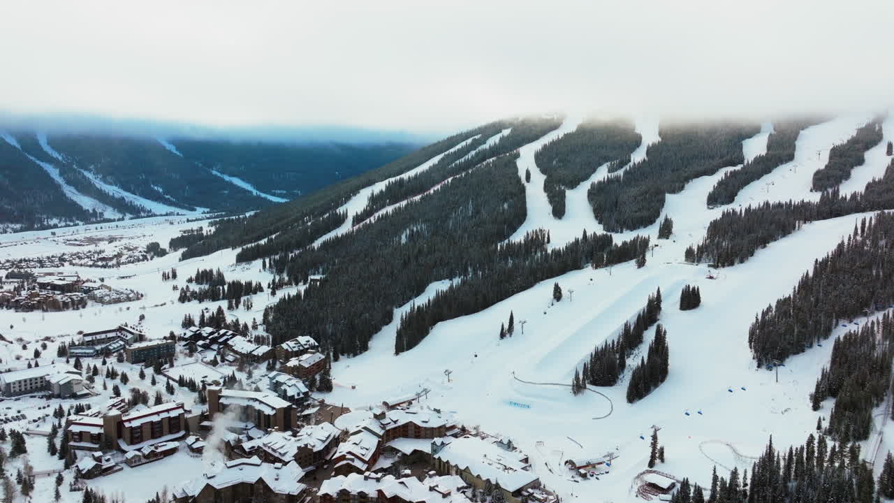 montaña de cobre colorado capa de nube de niebla invierno nevado madrugada amanecer drone aéreo estación de esquí águila volador ascensor centro aldea medio tubo icono paso épico snowboarding hacia adelante