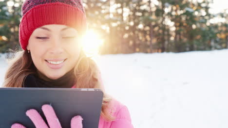 Junge-Frau-Verwendet-Ein-Tablet-Mit-Der-GPS-Navigation-In-Verschneiten-Wäldern-6