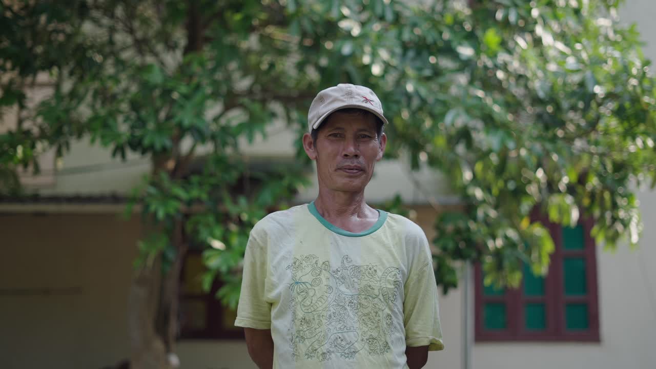 야외에서 남자의 초상화