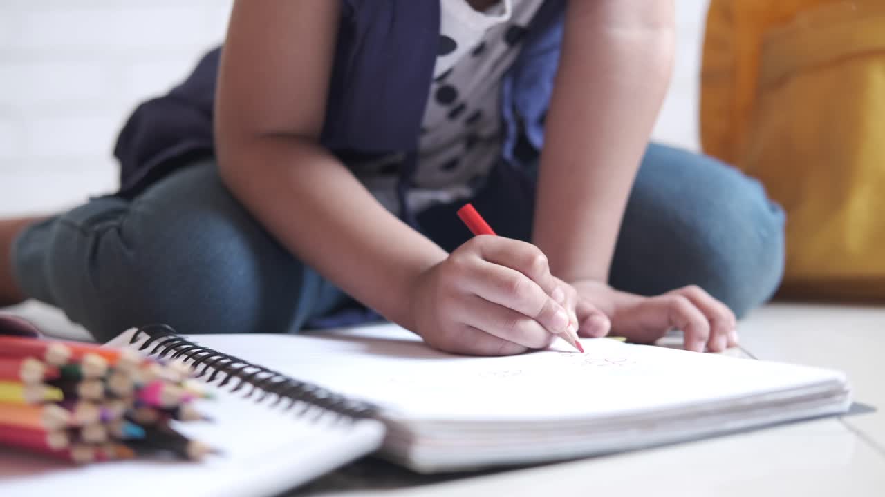 dibujo de un niño en el suelo