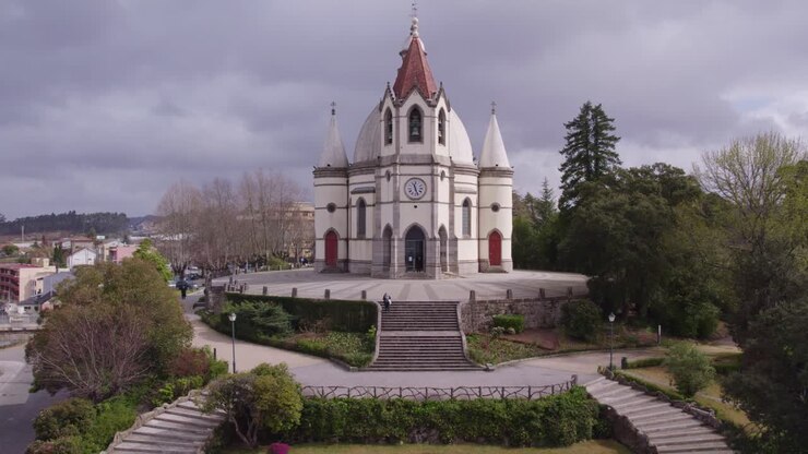 Voando para trás no Jardim do Sameiro em Penafiel durante dia nublado, vista aérea.