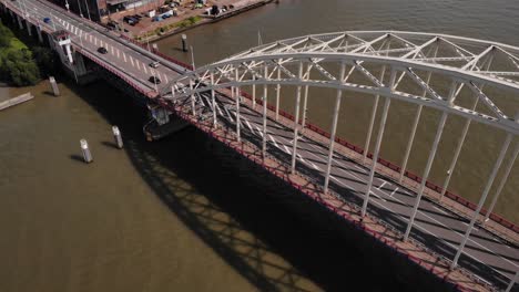 Drone-Sobre-El-Puente-De-Arco-Con-Tráfico-En-El-Río-Norte-Cerca-De-Hendrik-Ido-Ambacht,-Alblasserdam-En-Los-Países-Bajos