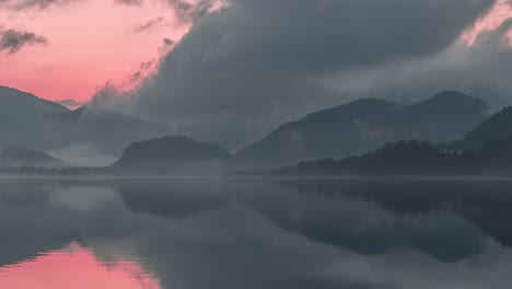 Nubes-Pesadas-En-El-Cielo-Rosado-Del-Atardecer-Reflejadas-En-El-Agua-Como-Espejo