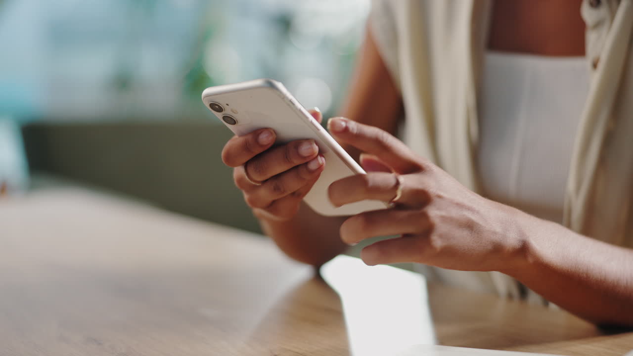 mujer usando un teléfono inteligente en una mesa