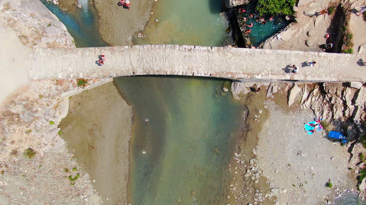 vista cenital de drones del puente otomano kadiut y las aguas termales de banjat e benjës , que se han convertido en uno de los lugares más fotogénicos del sur de albania