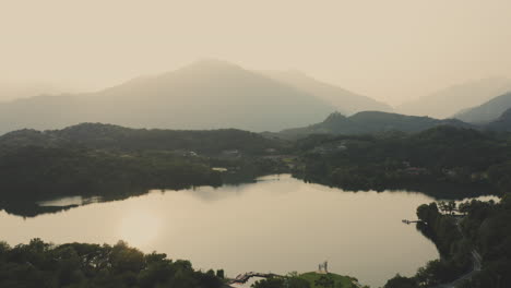 drone disparado en órbita sobre el lago sirio en ivrea
