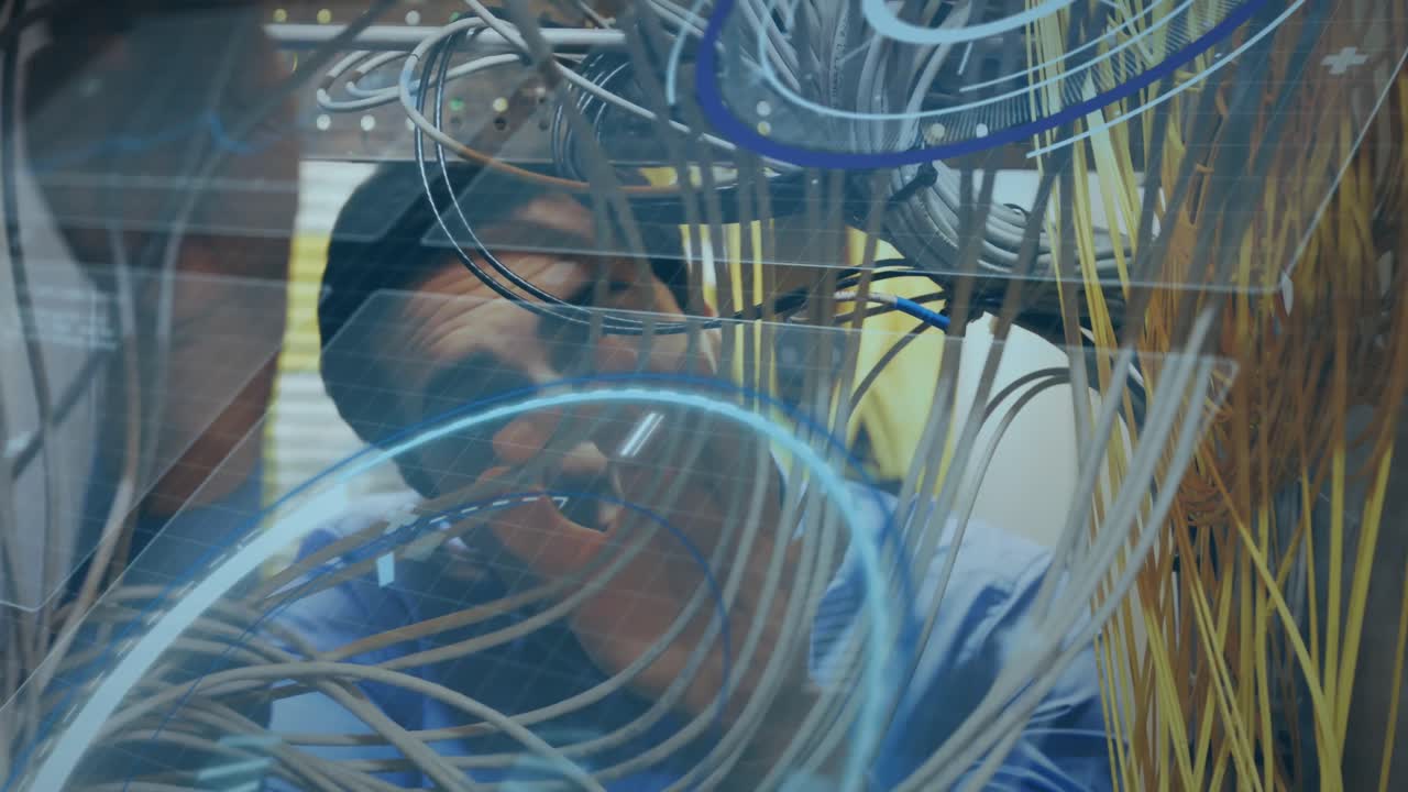 animación de escaneo de alcance y procesamiento de datos sobre el servidor informático caucásico