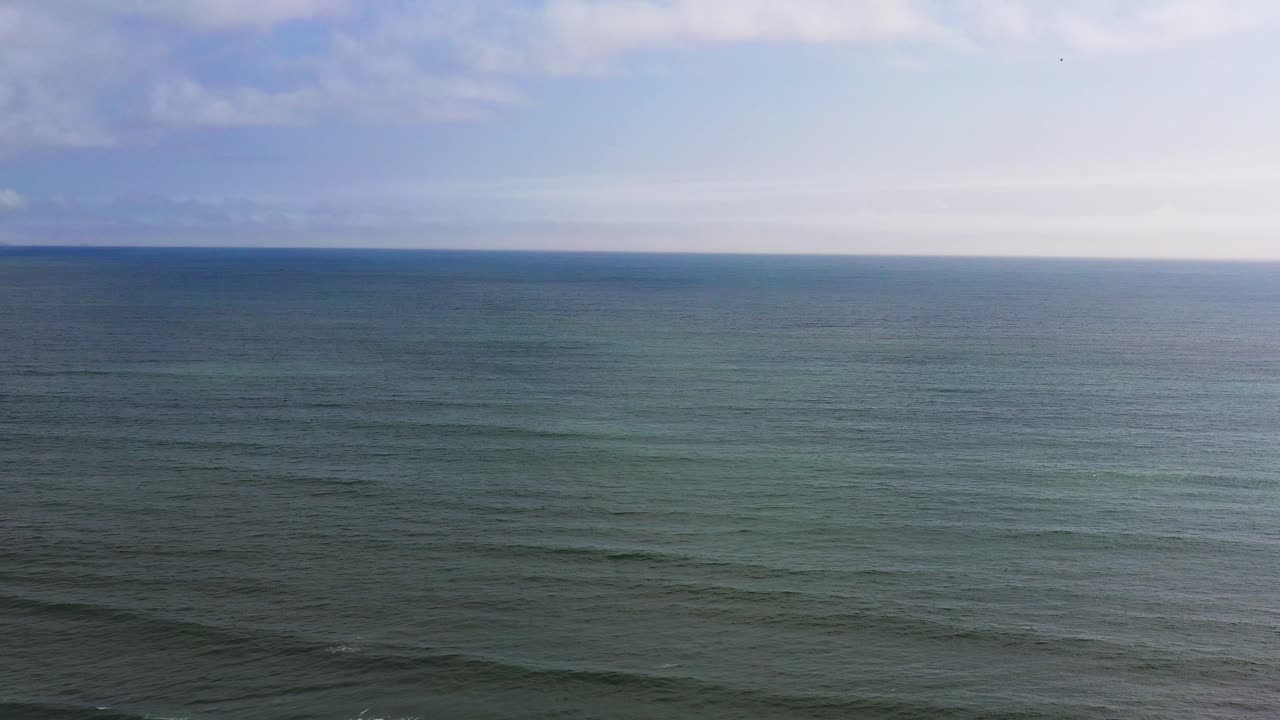 Hav og bølger der bevæger sig langs Miraflores, Lima, Peru i 4K
