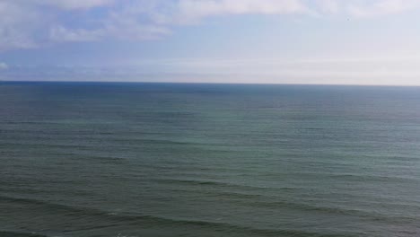 océano y olas bajando por miraflores, lima, perú 4k