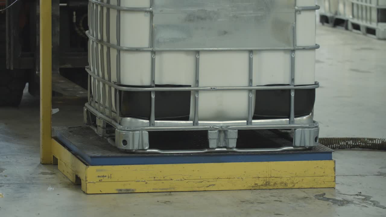 carretilla elevadora que coloca el producto a escala en el almacén para medir el peso