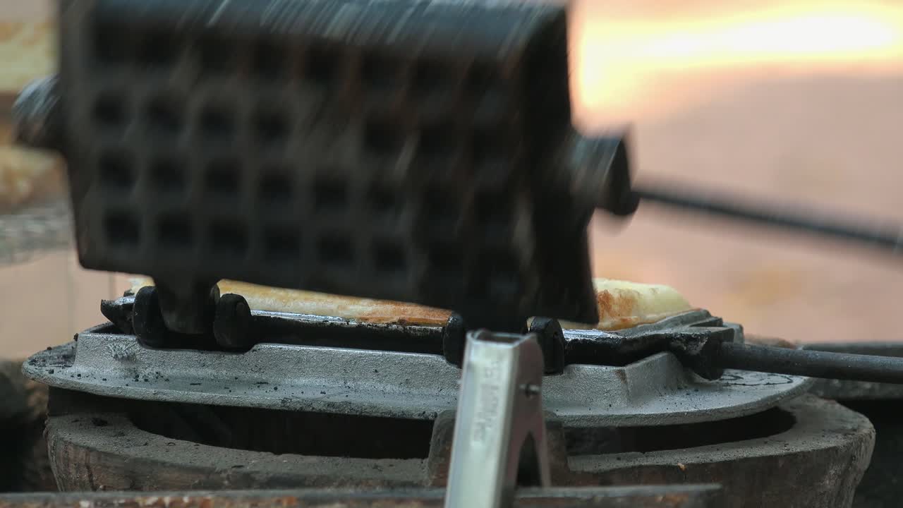 와플을 제거하기 전에 돌리는 와플 철의 중간 샷