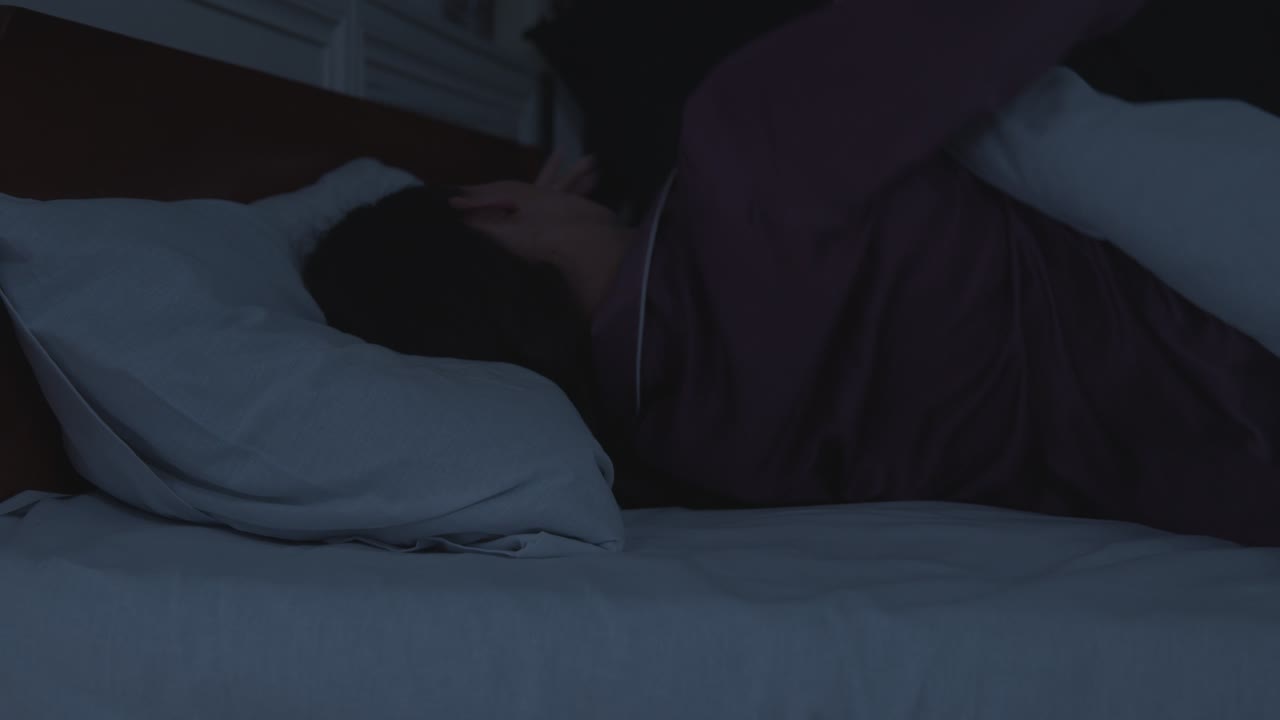 밤에 침대에서 자고 있는 여자