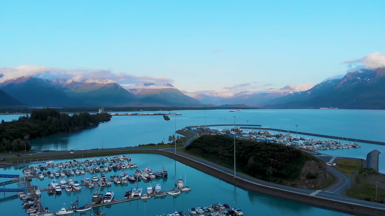 화창한 여름날 알래스카주 발데즈에 있는 도크 포인트 트레일헤드의 4k 드론 비디오