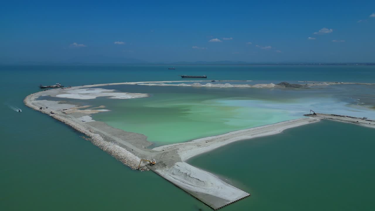 Penang landgjenvinnings- og landskapsprosjekt som bygger ny kunstig øy for byutvidelse. Infrastrukturarbeid pågår. Unikt flyfoto.