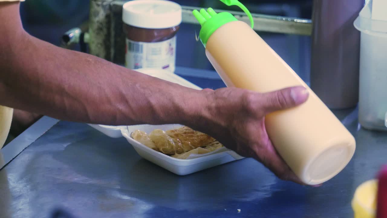 imágenes cinematográficas de cocina de 4k de un chef tailandés preparando un postre tradicional tailandés llamado roti en un mercado callejero en tailandia