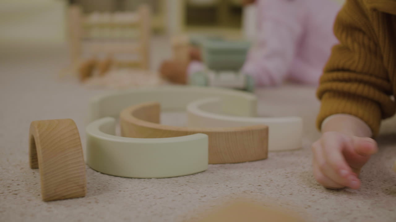 놀이방 바닥에 누워 있는 소년