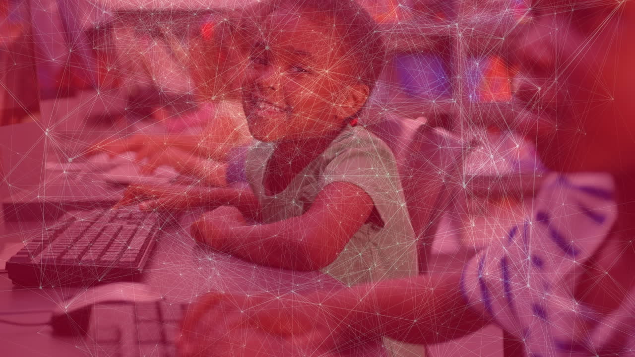 학교 컴퓨터 수업에서 미소 짓는 아프리카계 미국인 소녀의 초상화