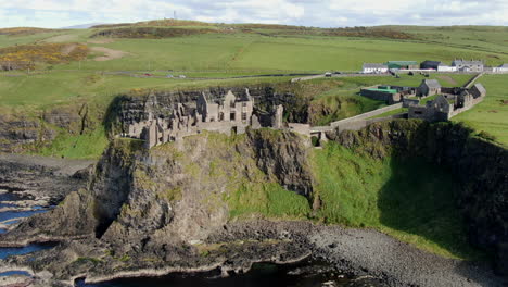 Fantástica-Toma-Aérea-Sobre-El-Castillo-De-Dunluce-En-Irlanda,-Escenario-De-La-Serie-Juego-De-Tronos