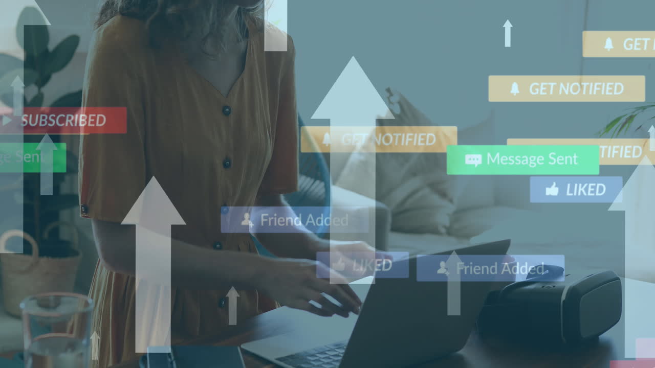 animación de iconos de los medios sobre una mujer caucásica usando una computadora portátil