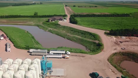 Vista-Aérea-De-Los-Recipientes-De-Almacenamiento,-Almacenes,-Tractores-Y-Remolques-De-Una-Agroindustria-De-Semillas-De-Cobertura-En-Nebraska,-Ee-3