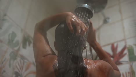 mujer tomando una ducha.