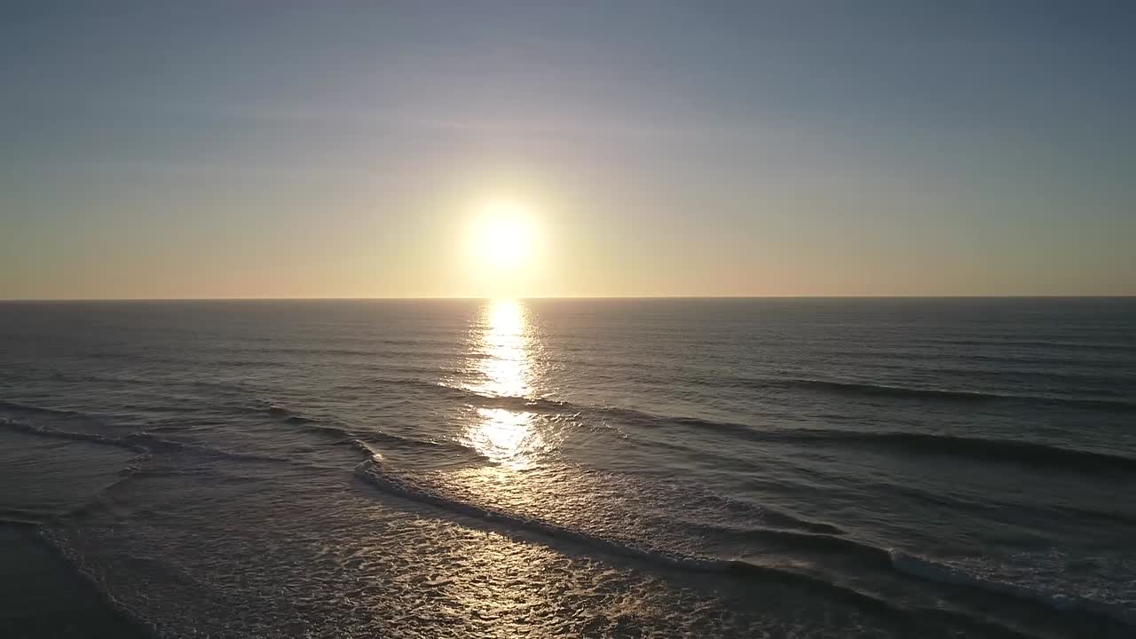 드론으로 촬영한 해변에서의 일몰