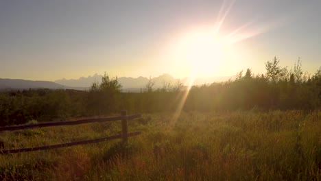 Una-Hermosa-Puesta-De-Sol-De-Lapso-De-Tiempo-Que-Enmarca-Los-Picos-Grand-Teton-Cerca-De-Jackson-Wyoming